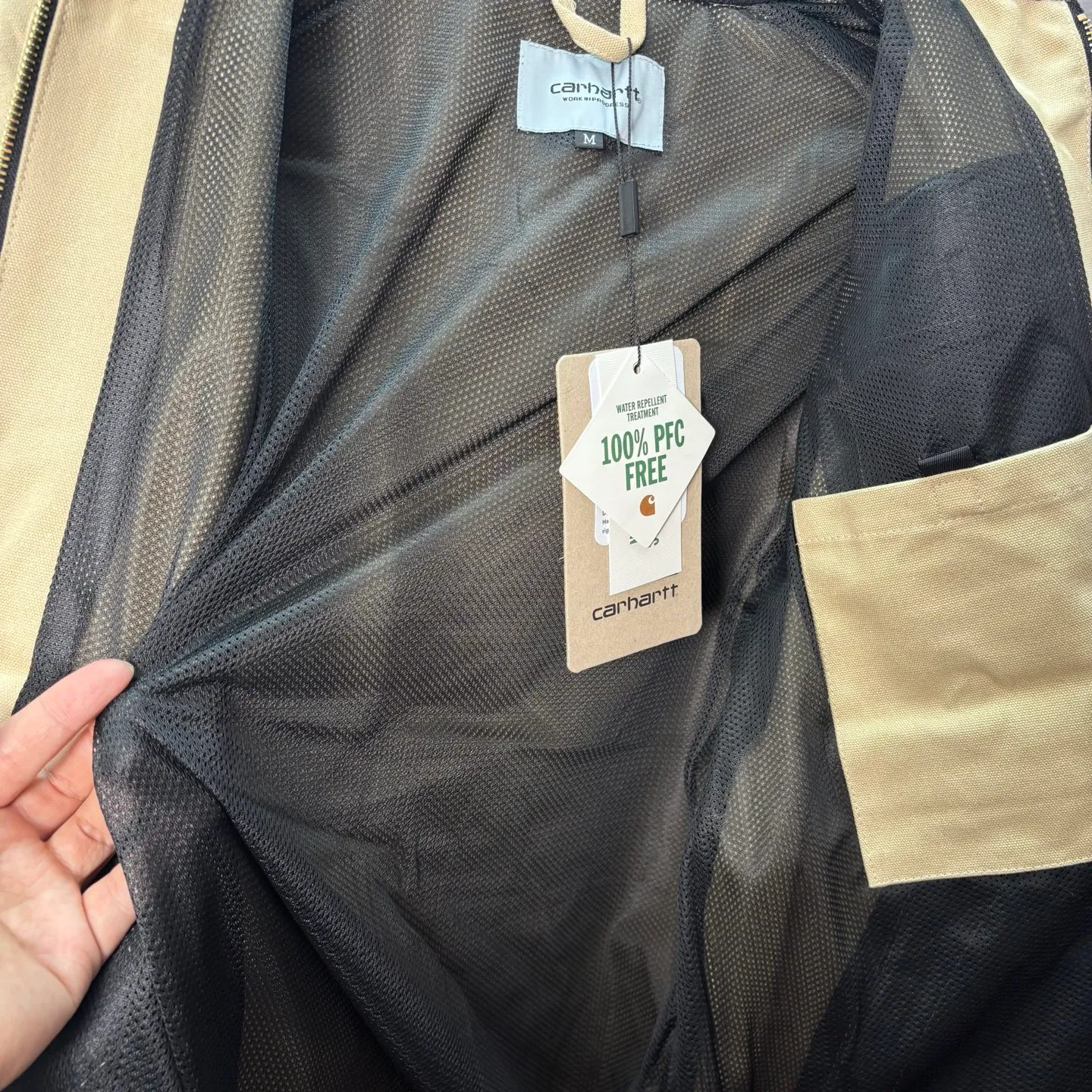 Main recommendation 📝05336# 153 Correct version·Seven-color lining mesh thin jacket 💥 Carhartt WIP Carhartt Detroit Retro Canvas heavy work jacket 🌈Color: Brown Purple White Black Petrol Blue Smoke Gray Size: S-XL Carhartt, founded in San Francisco, USA, is a clothing brand in the industrial era of the United States. It mainly produces work pants and work jackets. It is one of the suppliers of military clothing for the US military. To this day, Carhartt is still a street fashion brand with popularity and brand charm. If you talk about work wear-style clothing, you have to think of Carhartt. Carhartt is famous for manufacturing high-quality workwear with excellent quality, comfort and durability. Its products are mostly made of high-grade fabric materials and are suitable for all kinds of extremely harsh working environments.